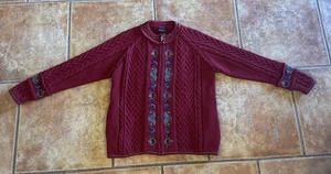 Vrikke Strickjacke Pullover Damen Medium Wolle Blumen bestickt Reißverschluss rot - Bild 1 von 10