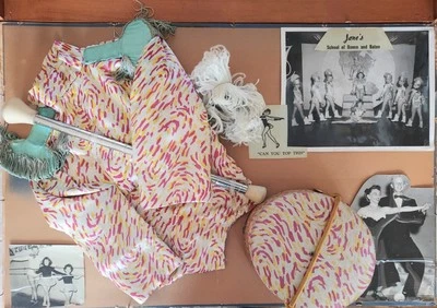 复古 1949 年女孩接力棒独奏服装 - LS 紧身衣、帽子、警棍和照片 — 第 1/4 张图片