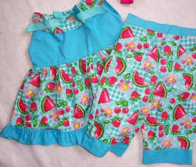 Niña 2: PRECIOSO VESTIDO BOUTIQUE CON VOLANTES DE SANDÍA Y CEREZA Y CONJUNTO CAPRIS:  Foto 1 de 3