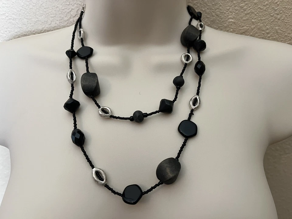 Collar Casa Blanca Mercado Negro 2 Hilos 17" Madera Vidrio y Metal Foto 1 de 4