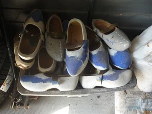 12 Paar Holzschuhe ( Klompen ) Gr. zw.23 u.27cm Innen Gemessen. - Bild 1 von 1