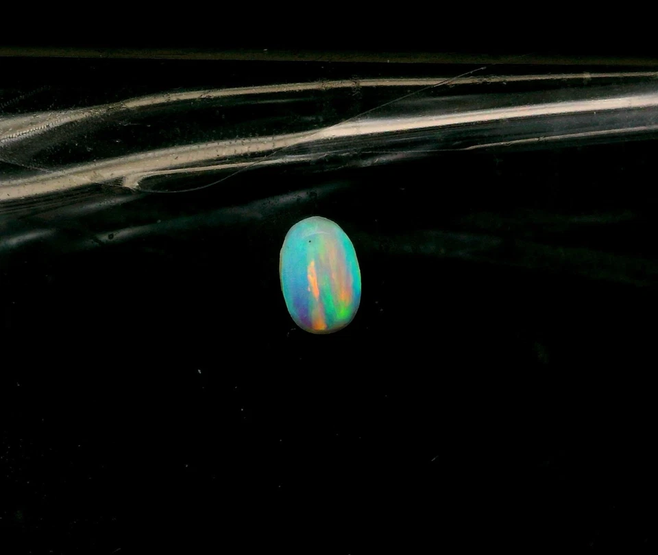 Opala multicolorida branca oval 0,24 ct 6 x 4 mm - Imagem 1 de 4