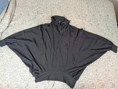 Jaqueta Lululemon Dolman Feminina Manga 8 Preta Zíper Decote Simulado Top Asa de Morcego - Imagem 1 de 4