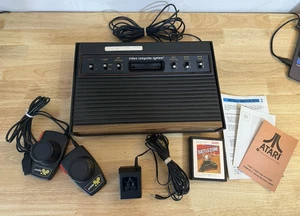 Console Atari 2600 con controller e adattatore di alimentazione NON TESTATA VENDUTA COSÌ COM'È - Foto 1 di 7