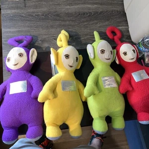 Juego de 4 muñecas de peluche Teletubbies con 20" Po Dipsy Laa Laa y Tinky Winky - Imagen 1 de 13