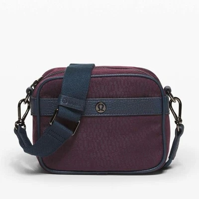 Bolso Bandolera Lululemon Rojo Borgoña y Azul Marino 'Ahora y Siempre' Foto 1 de 4