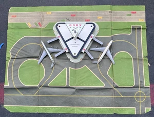 RARO set giocattolo vintage TOMY aeroporto internazionale aereo tappetino e 2 aerei Giappone - Foto 1 di 19