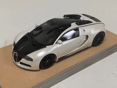 1/43 Looksmart Bugatti Veyron Grand Sport in White  and Black custom Base A2001 - Image 1 of 4