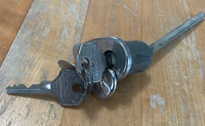 1949-51 ЛИНКОЛЬН РТУТЬ = ЗАМОК ПРАВОЙ ДВЕРИ В СБОРЕ С КЛЮЧОМ = ОРИГИНАЛЬНАЯ ДЕТАЛЬ - Изображение 1 из 4