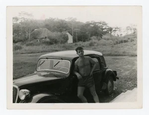 PHOTO amateur SNAPSHOT 1958, Bébert torse nu short voiture ancienne air aimable - Picture 1 of 2