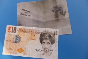 Banksy Original signed tenner + postcard, Dismaland, Barely Legal, Cut & Run D13 - Picture 1 of 16