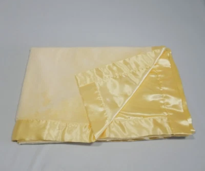 Manta de bebé Baby by Carters amarilla velboa terciopelo borde satinado y espalda 30 x 39" de colección Foto 1 de 4