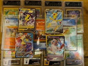 50 x Pokémonkarten inkl. 5 Holos/Rev Holo + abgestufte KARTE Pokémonplatte - Konvolut - Bild 1 von 1