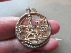 VINTAGE LARGE GOLD TONE FRENCH SOUVENIR PARIS EIFFEL TOWER FOB CHARM PENDANT OLD - Picture 1 of 7