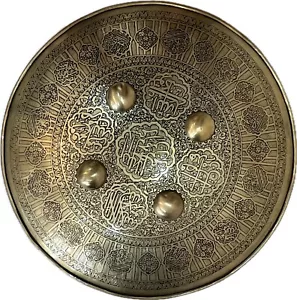 Mughal Storico Islamico Sacro Corano Parole Incise Scudo Acciaio Look Dorato 16” - Foto 1 di 16