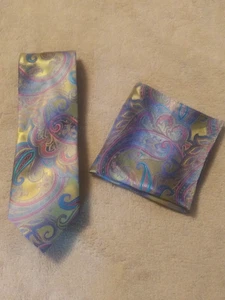 Stacy Adams Dorado/Azul/Rosa Paisley Microfibra 61" Corbata para el Cuello y Cuadrado de Bolsillo ~ Usado en Excelente Condición ~ k - Imagen 1 de 4