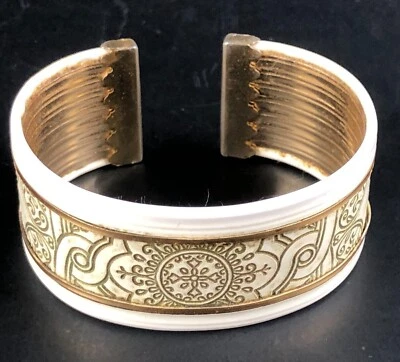 Brazalete Vintage Repujado Bohemio BOHO Metal Dorado Blanco Plástico Cruz 2.5" Foto 1 de 4