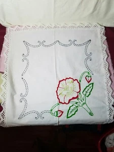 Handmade Embroidered Small Square Tablecloth 23.5" x 25" Crohet Lace Edge - Bild 1 von 5