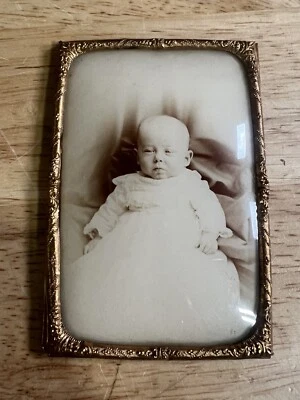 Antigua foto de burbuja de bebé con envoltura de bronce Foto 1 de 3