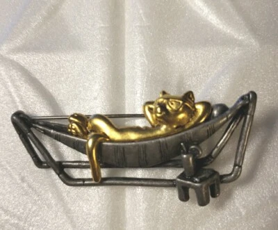 Broche llamativo vintage peltre/tono dorado gato escalofriante en hamaca 3 1/2"x1"  Foto 1 de 4