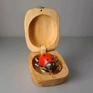 Marienkäferkiste aus Holz mit glitzernden Beinen, die sich bewegen - Bild 1 von 7