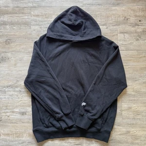 Sudadera con capucha Fabletics The Year Round Terry Pullover Performance negra para hombre talla grande - Imagen 1 de 8