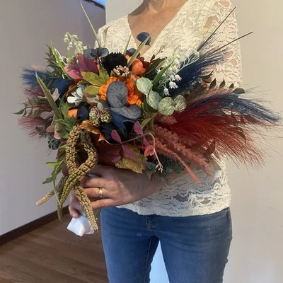 Hermoso ramo de boda nupcial económico amigable con flores de imitación arco iris hecho a mano Foto 1 de 4