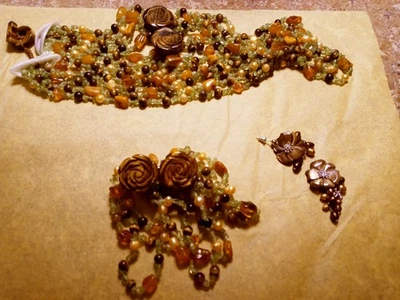 Collar. Pulsera y pendientes hechos con ojo de tigre tallado y piedras preciosas Foto 1 de 4