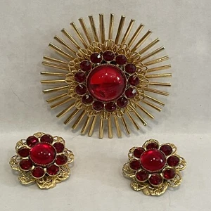 Vintage 1960s Red Sunburst Gold Tone Clip On Earrings Brooch Set Costume Jewelry - Picture 1 of 4