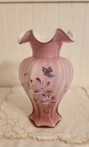 Fenton Dusty Rose Overlay Vase Rarität Sechseckform Schmetterling Blumen Spiraloptik - Bild 1 von 10