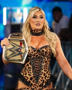 Sexy foto de Tiffany Stratton 8x10 impresión de imagen CAMPEONA DE MUJER WWE NXT AEW - Imagen 1 de 1