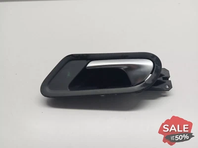 MANIJA PUERTA INTERIOR VOLKSWAGEN SCIROCCO LADO PASAJERO DELANTERO IZQUIERDO 2010 Foto 1 de 4