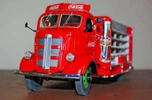 1938 Red Coca-Cola Delivery Truck Danbury Mint 1/24 Scale Diecast - In Box - Picture 1 of 22