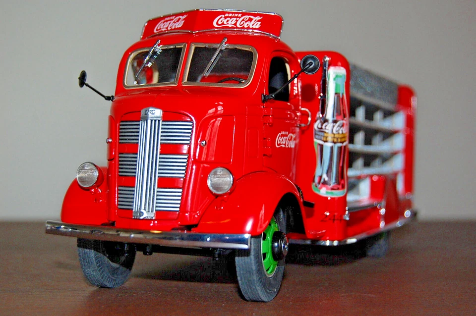 1938 Red Coca-Cola Delivery Truck Danbury Mint 1/24 Scale Diecast - In Box - Image 1 of 4