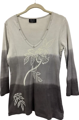 Top TRYST Ombré Gris Manga Larga Cuello en V Tachonado Diseño Floral Mediano Foto 1 de 4