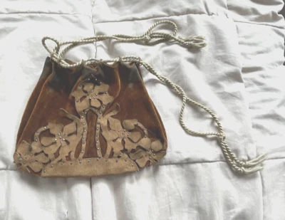 Cartera vintage hecha a mano de terciopelo/gamuza de seda marrón Art Nouveau con cuentas de metal floral Foto 1 de 4