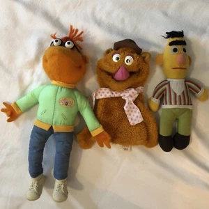 3 BAMBOLA SCOOTER VINTAGE JIM HENSONS MUPPETS, BAMBOLA BERT E BURATTINO ORSO FOZZIE - Foto 1 di 11