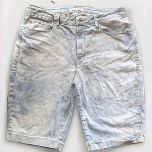Good American Bermuda Jeansshorts mit ausgefranstem Saum blau helle Waschung Größe 14/32 - Bild 1 von 8