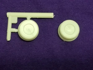 ZWEI HINTERE BREMSTROMMELN von Diamond REO LKW Traktor 1:25 AMT Modellbausatz - Bild 1 von 9