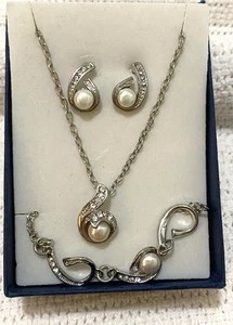 Conjunto de joyas de cristal y perlas de imitación en tono plata, collar pendientes pulsera nuevo - Imagen 1 de 24