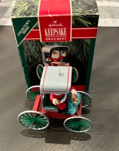 Hallmark Keepsake 1990 Festive Surrey Here Comes Santa Car Ornamento usado - Imagen 1 de 4