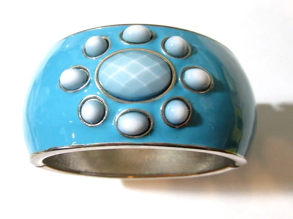 PULSERA ABRAZADERA GRUESA CABINA DISEÑO FLOR ESMALTE AZUL Y PLÁSTICO BISAGRAS Foto 1 de 1