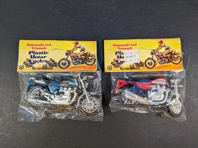 Motocicletas miniatura de plástico vintage Kawasaki y Triumph años 70 80 paquete nuevo de stock Foto 1 de 4
