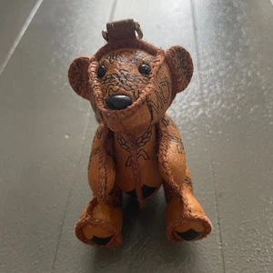 MCM Visetos Echt Leder Logo Schlüsselanhänger Schlüsselanhängsel Stofftier Bär Taschenanhänger - Bild 1 von 8