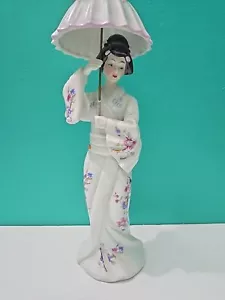 Estatuilla asiática de porcelana geisha Price Products de colección con sombrilla hecha en Taiwán - Imagen 1 de 8