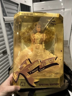 Vestido Clásico Primavera Edición Especial Clásico Tesoros Crema y Blanco Nuevo en Caja Barbie? Foto 1 de 3