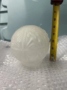 Globo paralume a gas vintage vittoriano smerigliato goffrato disegno floreale - Foto 1 di 10