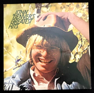 Das Album "John Denver's Greatest Hits" signiert von John Denver - Bild 1 von 2