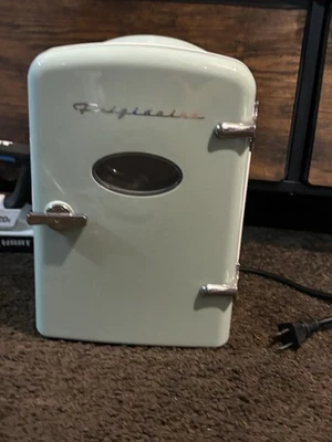 Mini nevera eléctrica frigidaire Foto 1 de 3