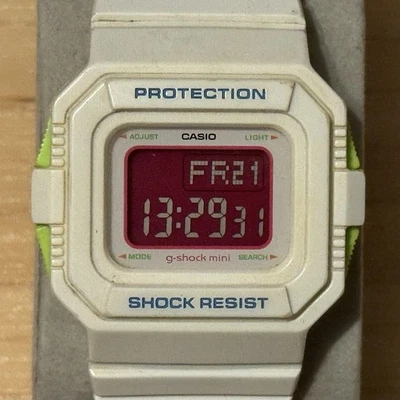 Reloj digital Casio G-Shock Mini GMN-550-7D rosa y blanco cuadrado para mujer GMN 550 Foto 1 de 4